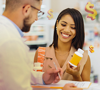 Moça sorridente realizando compra em farmácia e recebendo benefícios do Interclube.