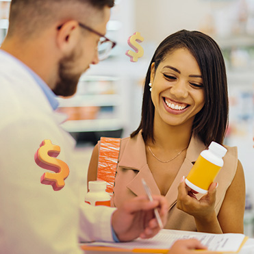 "Mulher sorri em uma farmacia"