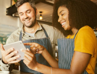 Colegas no trabalho aparecem felizes com as soluções de planos de saúde para pequenas, médias e grandes empresas.