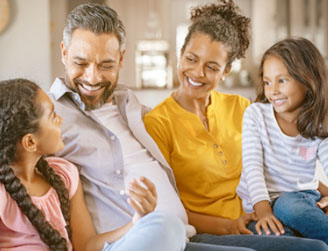 Plano de saúde Individuais para todas as idades, imagem mostra família feliz e segura.