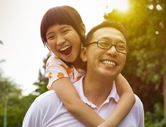 Pai e filha sorrindo, apresentando saúde bucal com planos odontológicos individuais e para empresas.