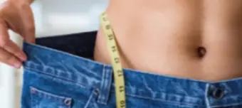 Pessoa medindo cintura