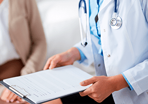 Médico mostra documentos para paciente
