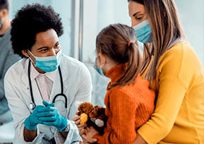 Médica e pacientes mãe e filha conversando e usando máscaras de proteção