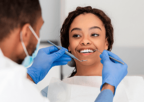 Mulher realiza consulta com dentista