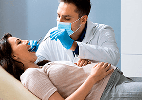 Gestante cuidando dos dentes durante o pré-natal