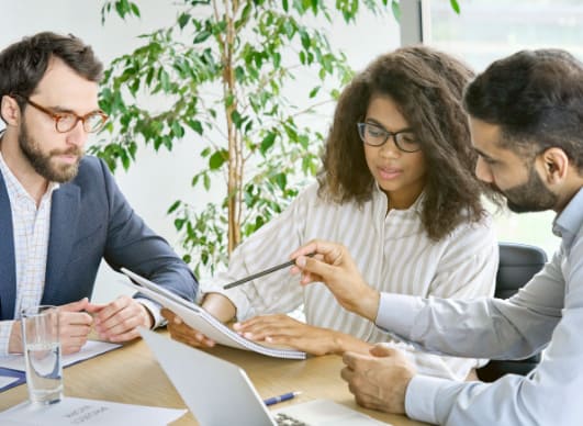 Especialistas trabalham junto em atendimento individualizado para cada cliente.