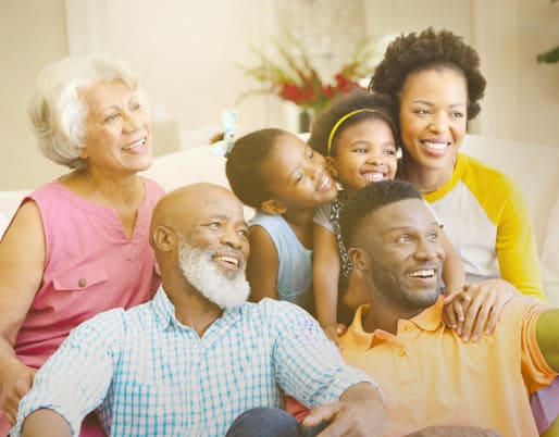 Família tira foto com o celular sorrindo.