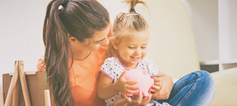 Mãe e filha bebê brincando e sorrindo