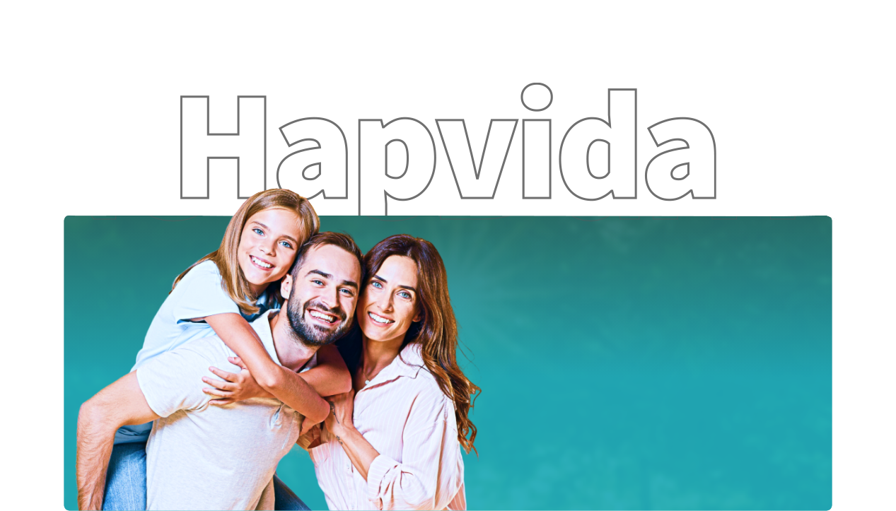 casal sorrindo com a filha nas costa