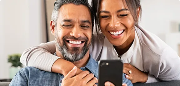 Casal mexendo no celular