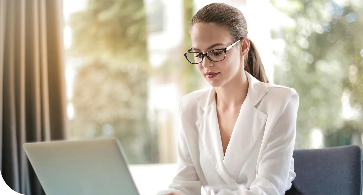 Mulher de óculo utilizando notebook