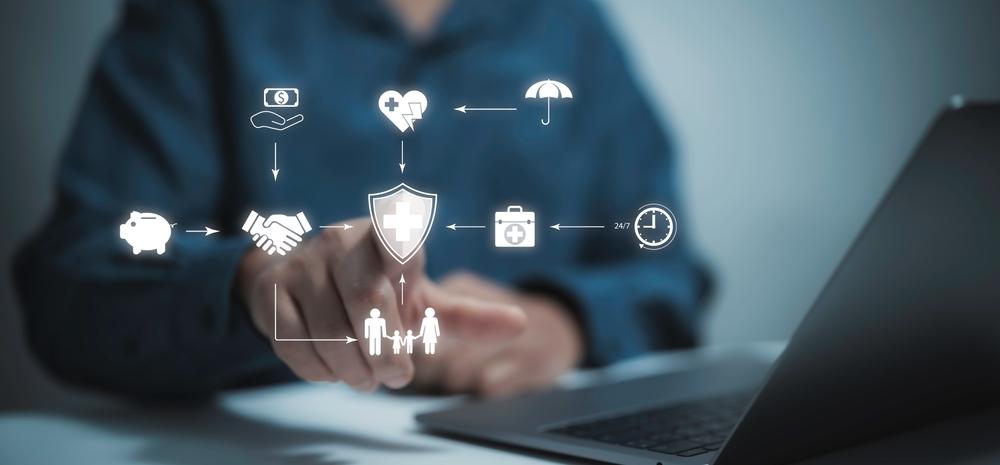 Plano Empresarial Linha Smart Hapvida Notredame. Pessoa usando um laptop enquanto interage com ícones digitais relacionados a plano de saúde empresarial, como proteção médica, atendimento 24h, economia, família e serviços hospitalares.