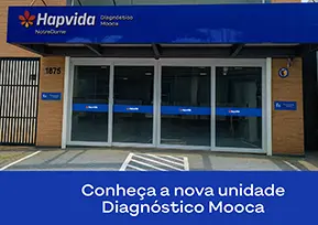 Pessoa avaliando serviço pelo celular, com ícones de satisfação e estrelas de avaliação.